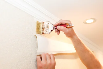 Pose de papier peint à Rives-du-Couesnon — revêtements muraux et toiles de verre
